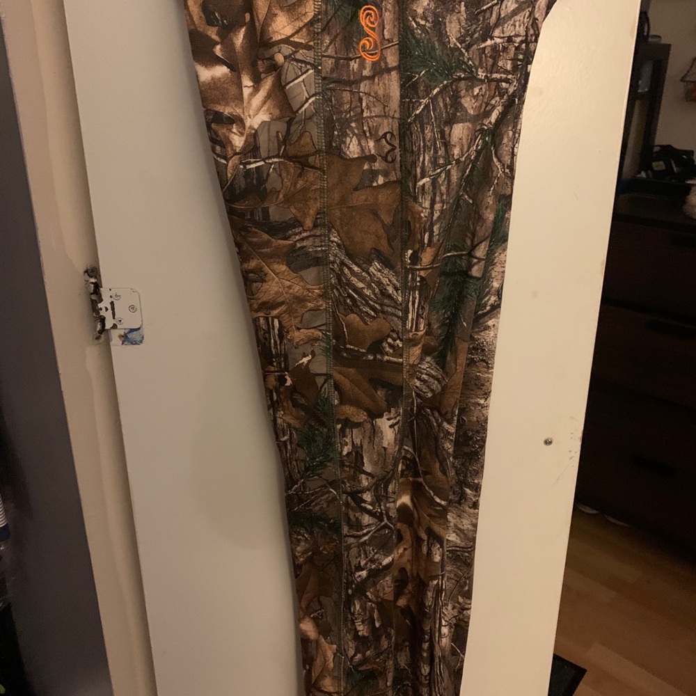 Women’s camo pants and long-sleeve hoodie top. - Picture 6 of 7
